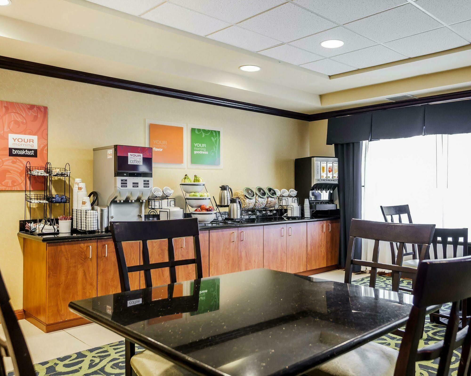 Comfort Inn Kansas City / Airport Exterior foto