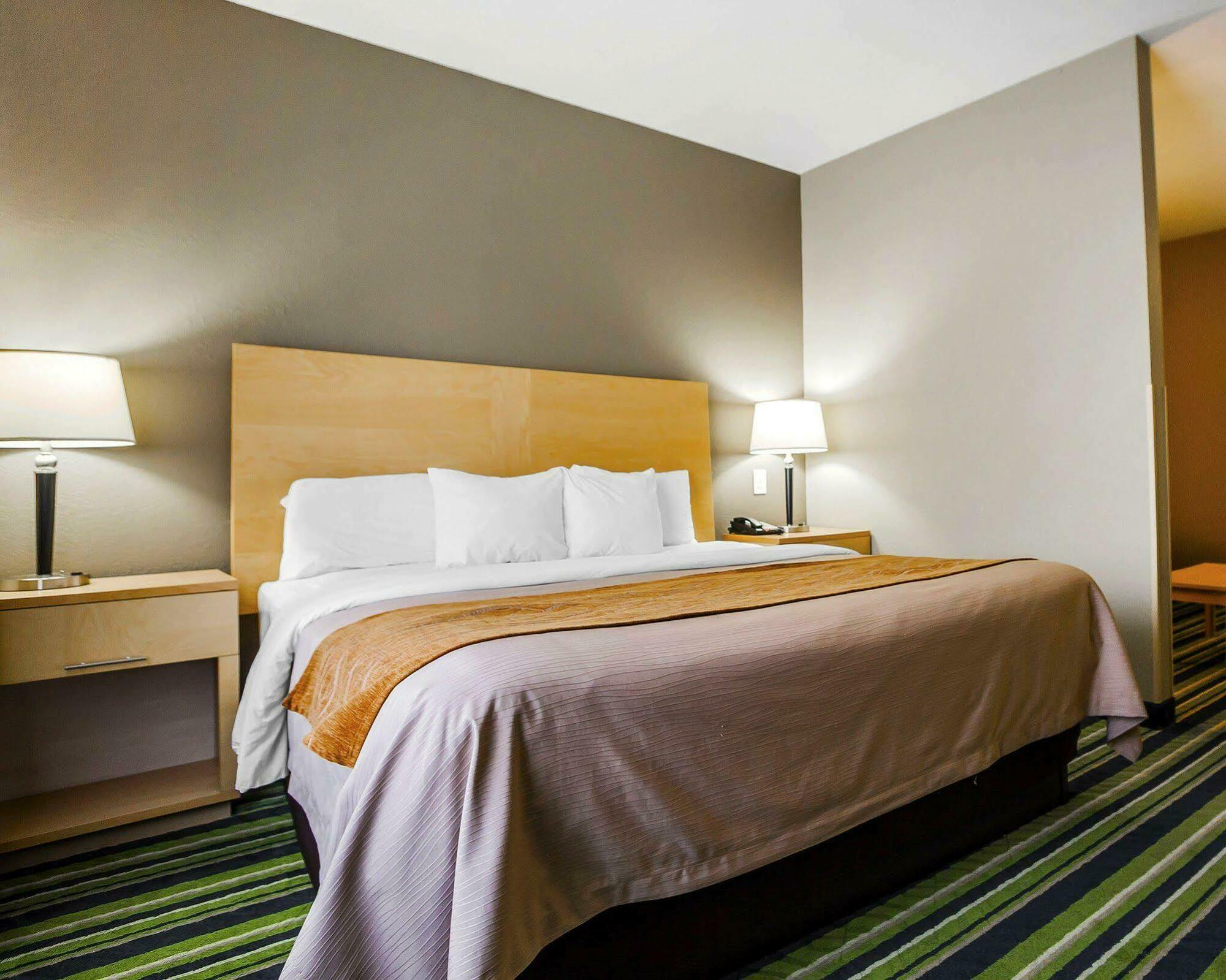 Comfort Inn Kansas City / Airport Exterior foto
